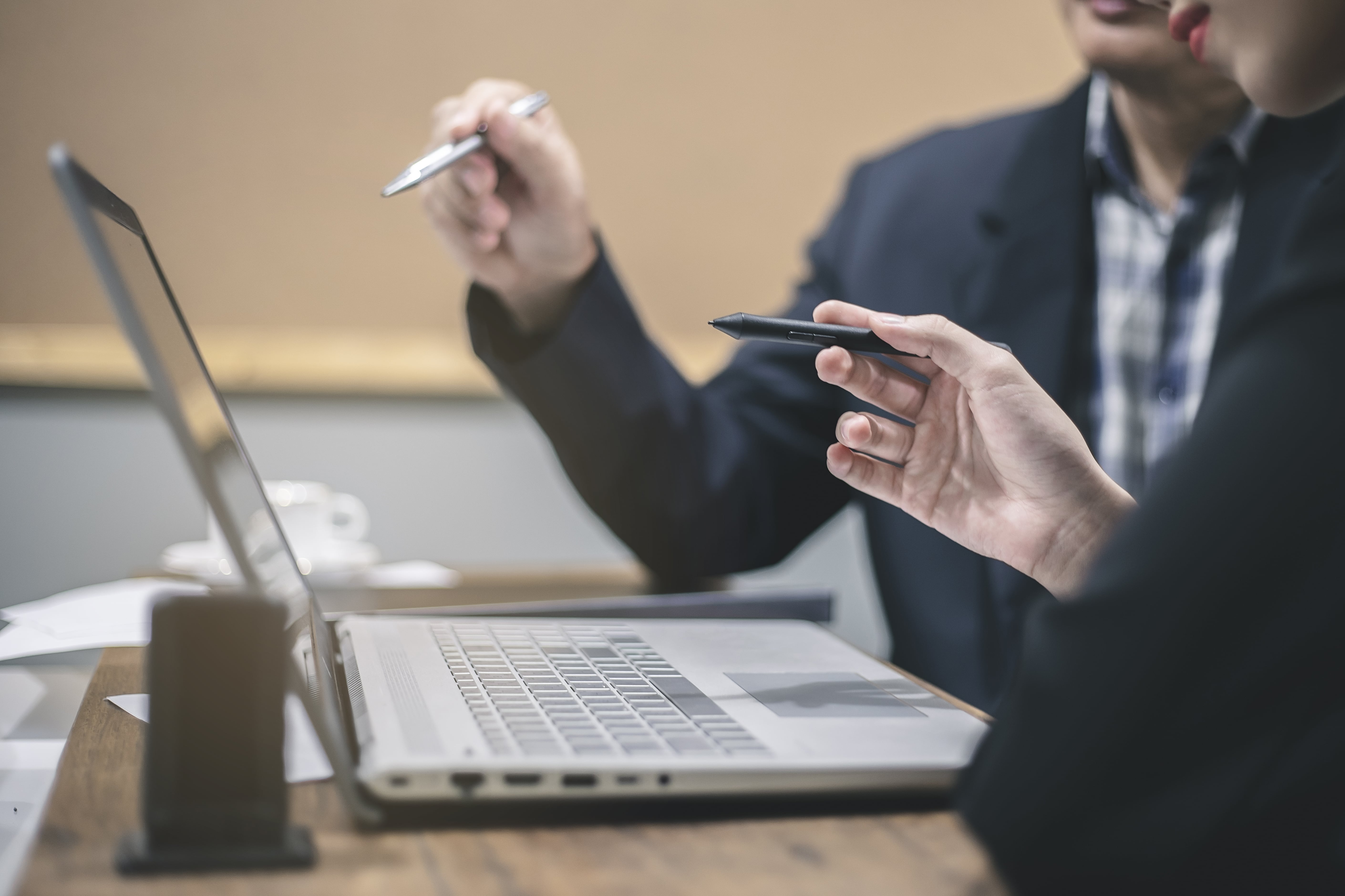 businessman-businesswoman-discussing-project-meeting-min